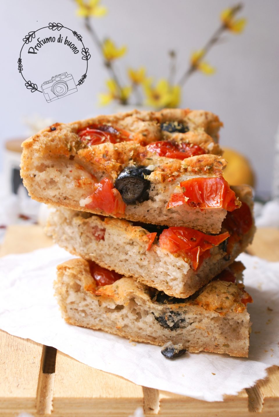 focaccia al grano saraceno senza glutine con pomodorini, olive nere e origano