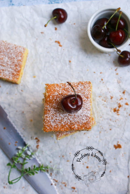 Torta all'arancia portoghese senza glutine con zucchero a velo e ciliegie