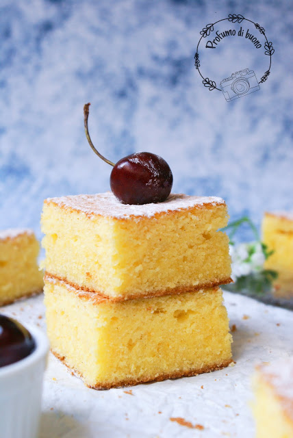 Torta all'arancia portoghese senza glutine con zucchero a velo