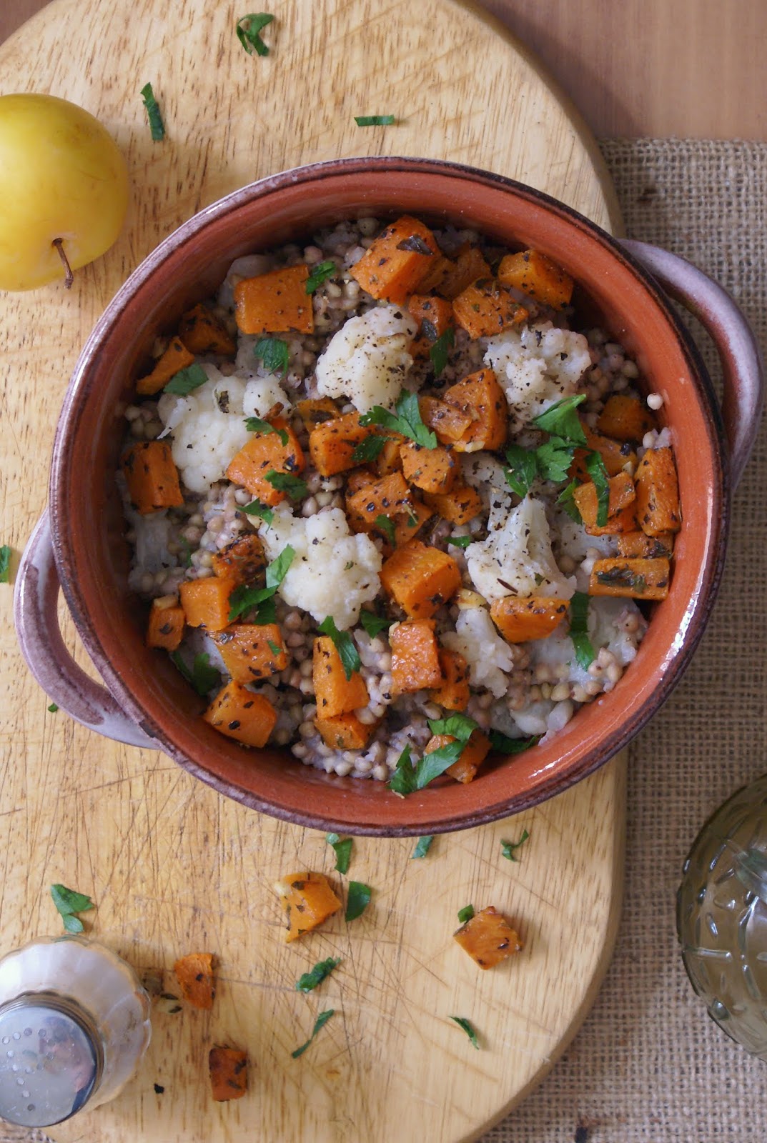 Insalata di grano saraceno, cavolfiore e zucca alle erbe con prezzemolo fresco e pepe nero