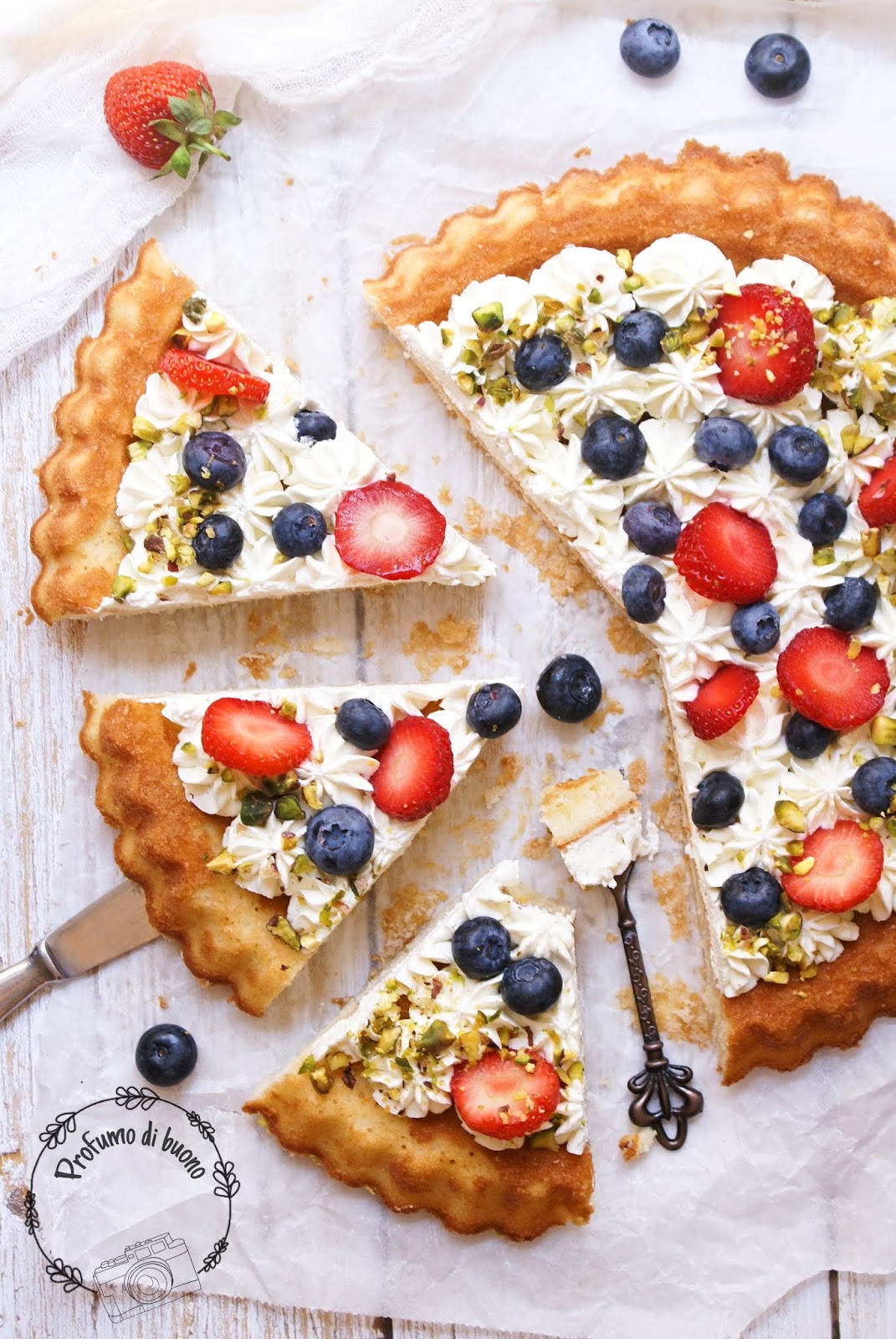 Crostata morbida senza glutine ripiena di crema al phiadelphia con fragole, mirtilli e granella di pistacchi