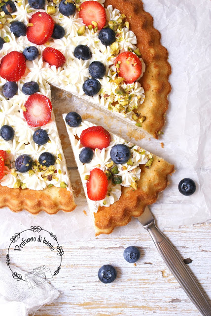 Crostata morbida senza glutine ripiena di crema al phiadelphia con fragole, mirtilli e granella di pistacchi