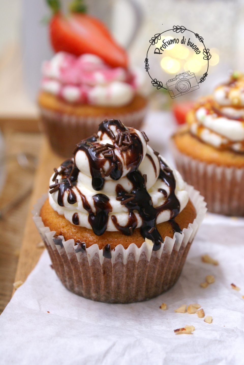 cupcake senza glutine con frosting a burro coperto di cioccolato fuso e scagliette di cioccolato fondente