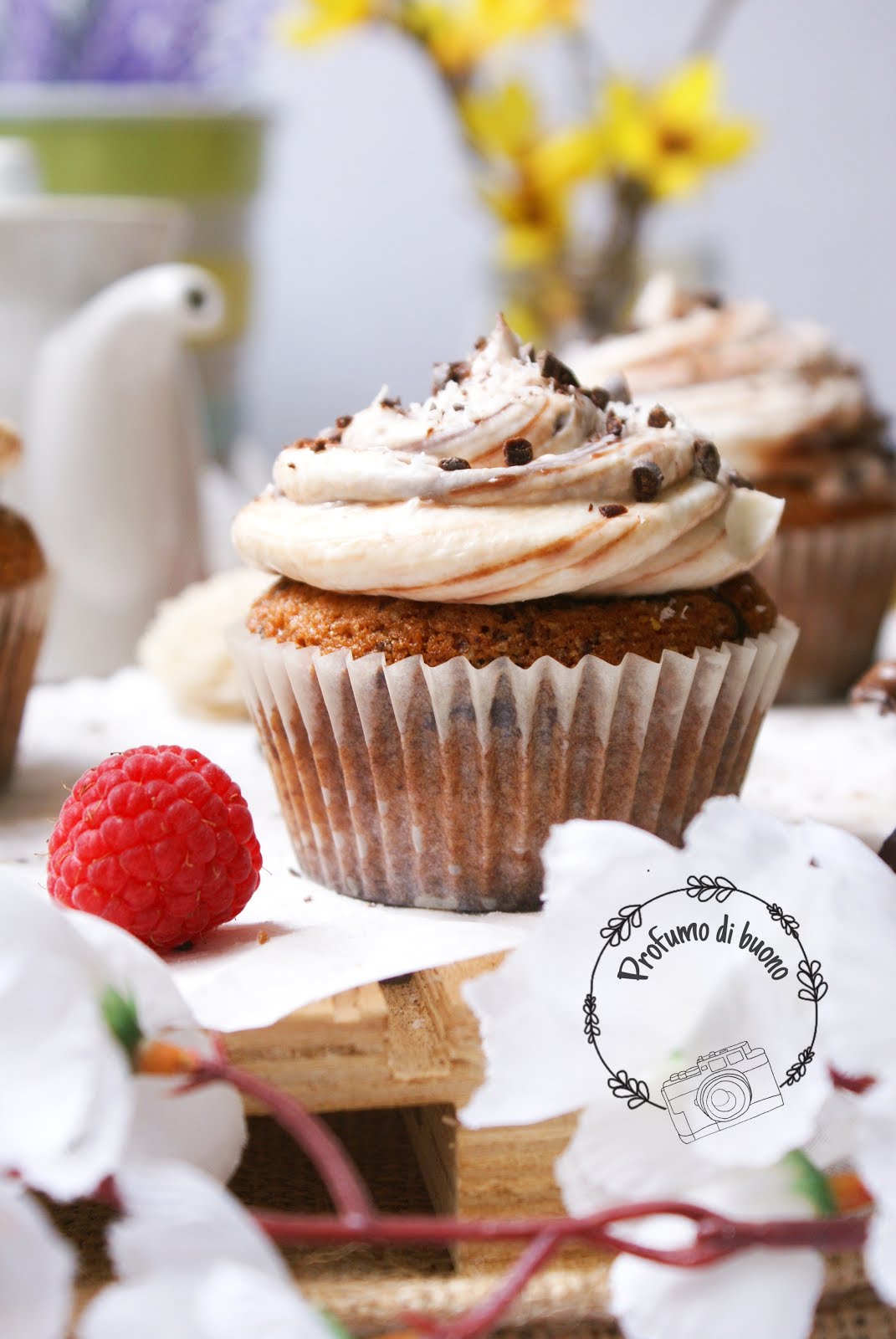 Muffin al cocco e cioccolato senza glutine con frosting al philadelphia. crema di nocciole e scaglie di cioccolato