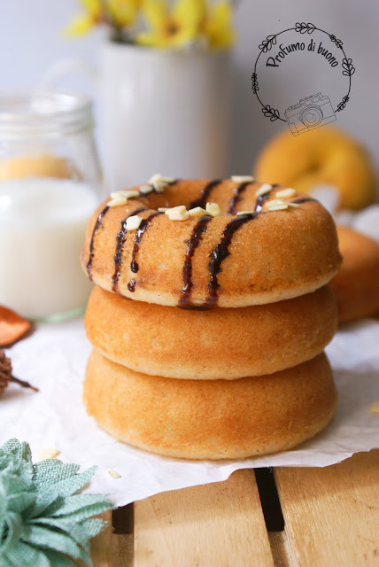 ciambelle senza glutine vegan con latticello, ricoperte di cioccolato fondente e scagliette di cioccolato bianco