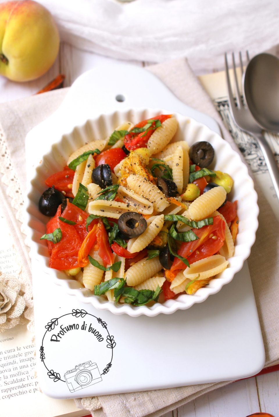 Gnocchetti sardi con pomodorini, fiori di zucca e olive, basilico e pepe nero macinato