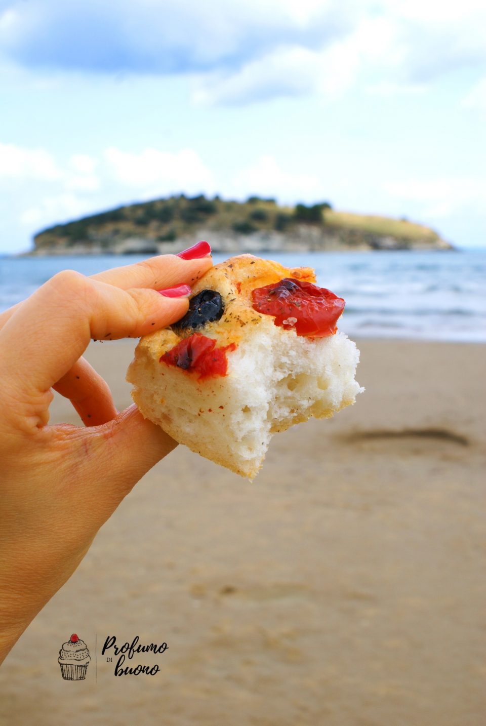 Focaccia barese senza glutine con pomodorini, olive nere e origano