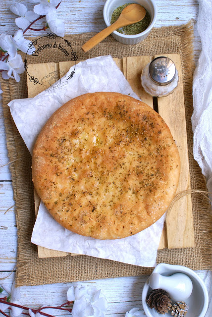 Focaccia senza glutine con mix it Schar, olio di oliva e origano in superficie 