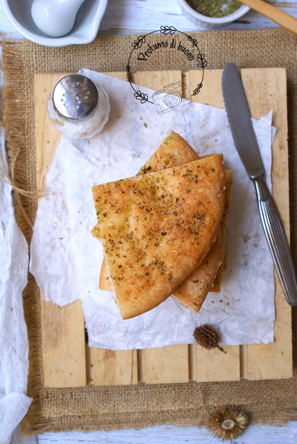 Fetta di focaccia senza glutine con mix it Schar, olio di oliva e origano in superficie 