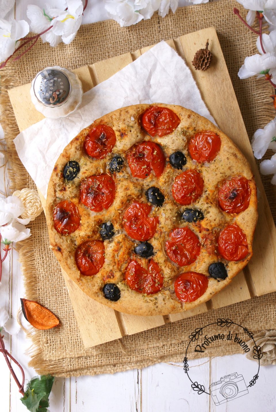 focaccia al grano saraceno senza glutine con pomodorini, olive nere e origano