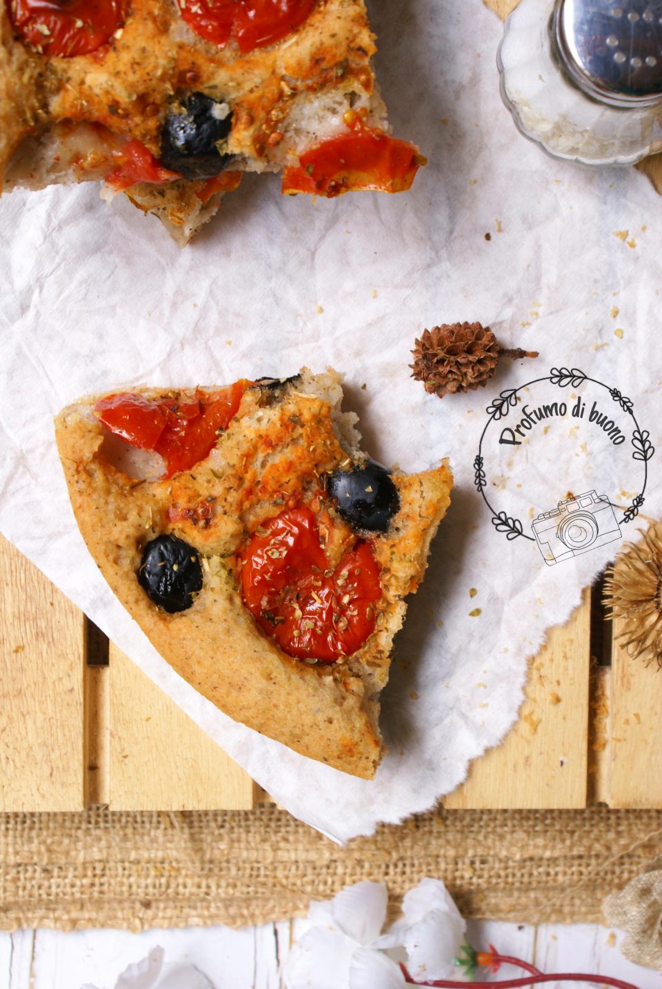 focaccia al grano saraceno senza glutine con pomodorini, olive nere e origano