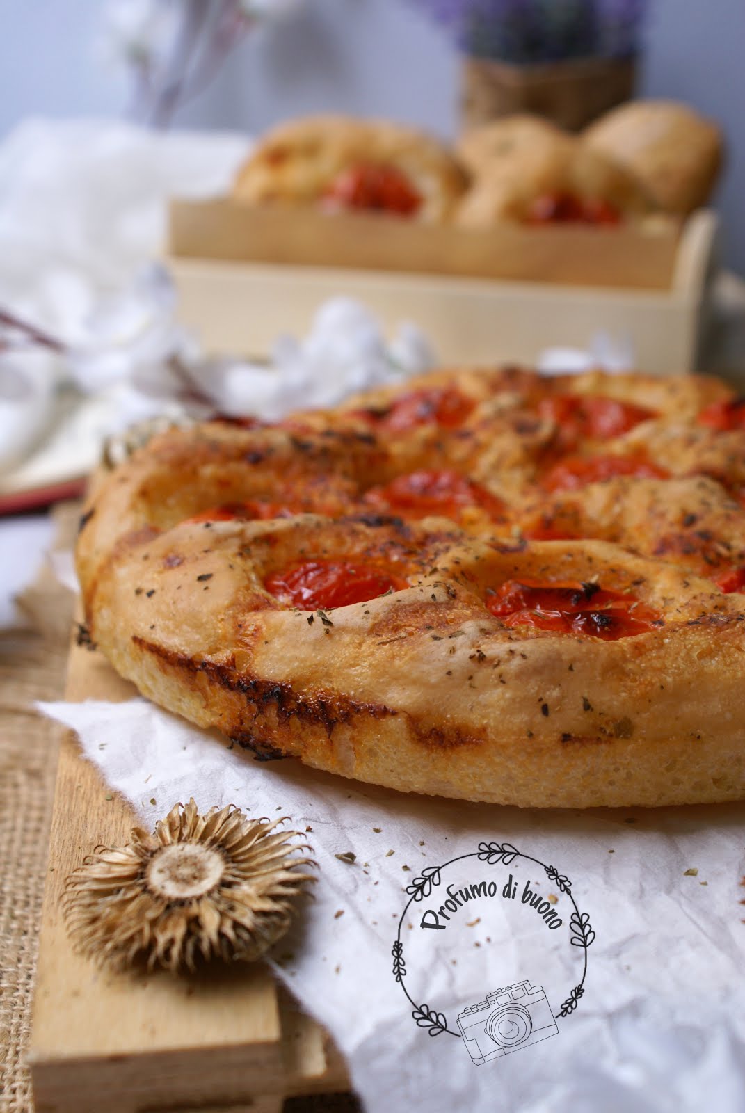 Focaccia senza glutine con farina Caputo condita con pomodori e origano