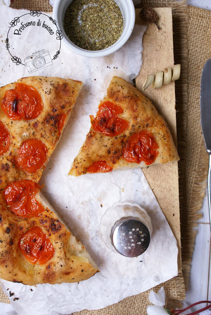 Focaccia senza glutine con farina Caputo condita con pomodori e origano

