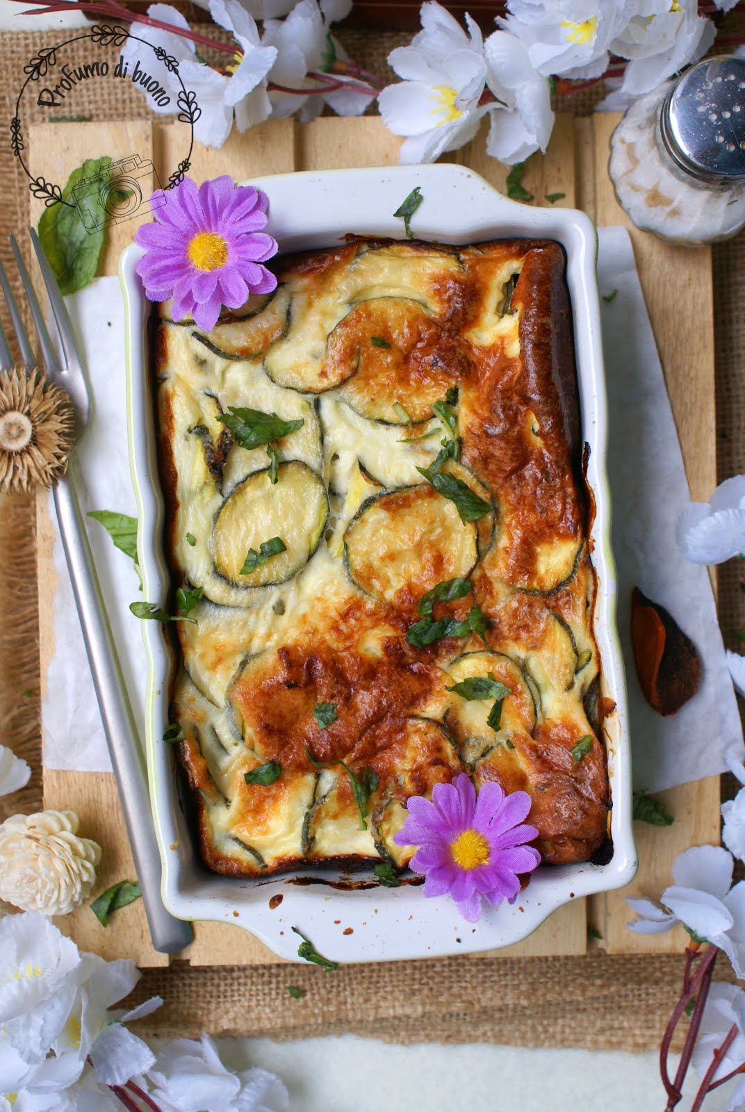 Frittata di zucchine, albumi e yogurt greco servito con menta fresca