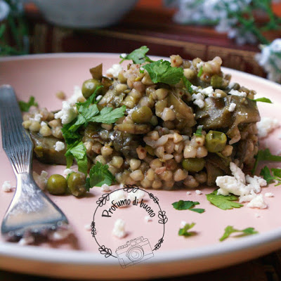 Insalata di grano saraceno con carciofi e piselli e feta sbriciolata