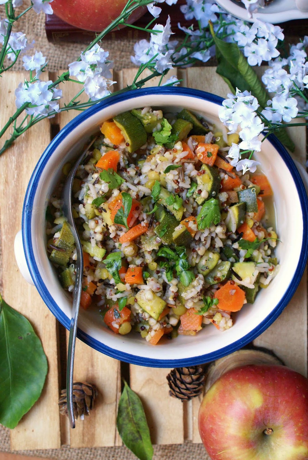 Insalata tiepida di cereali antichi con zucchine, carote, piselli spezzati e prezzemolo