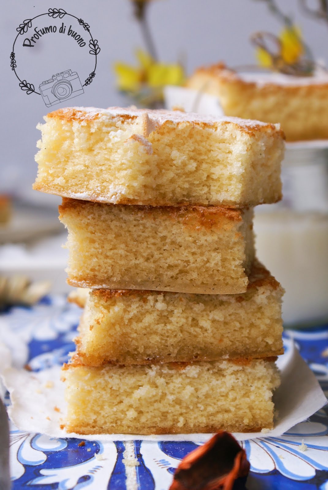 Torta al latte caldo senza glutine con zucchero a velo