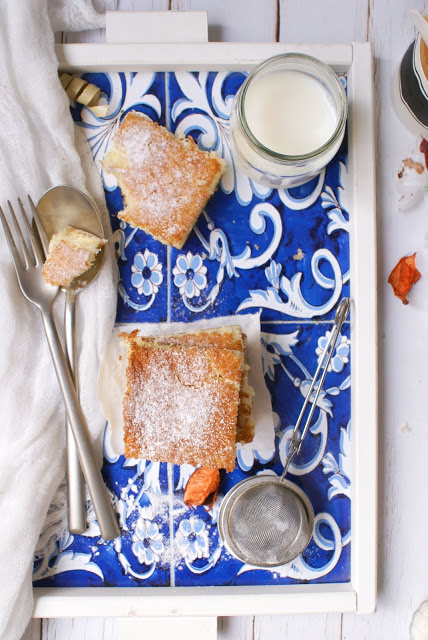 Torta al latte caldo senza glutine con zucchero a velo