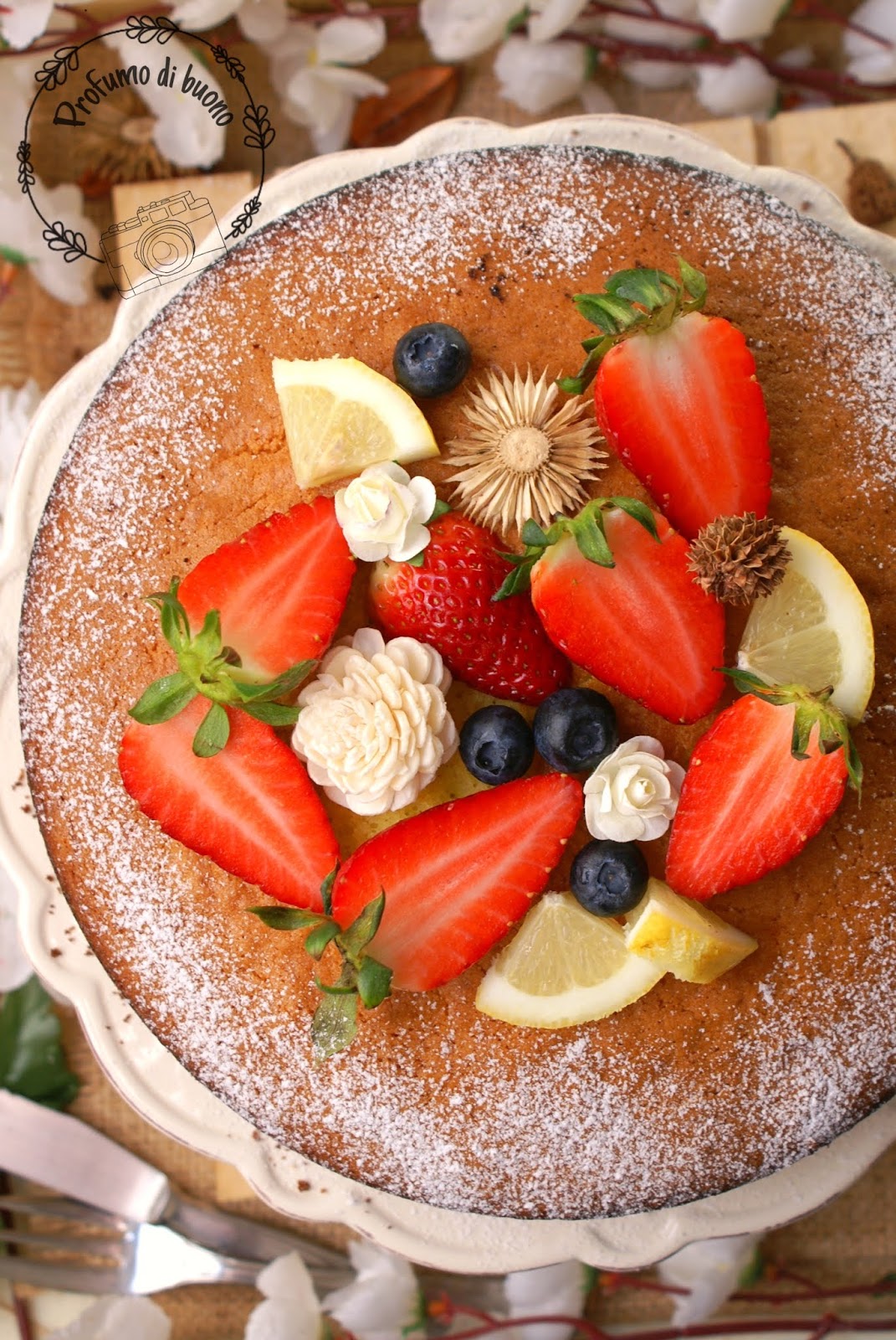 Torta margherita senza glutine con zucchero a velo e frutta fresca