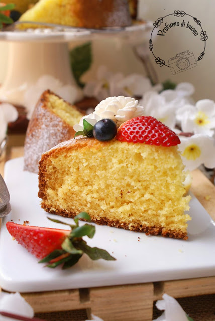 Fetta di torta margherita senza glutine con zucchero a velo e frutta fresca