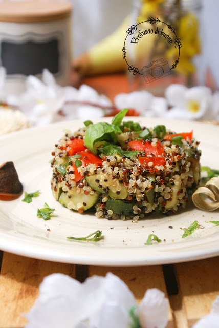 Insalata di quinoa tricolore con peperoni, zucchine e basilico 