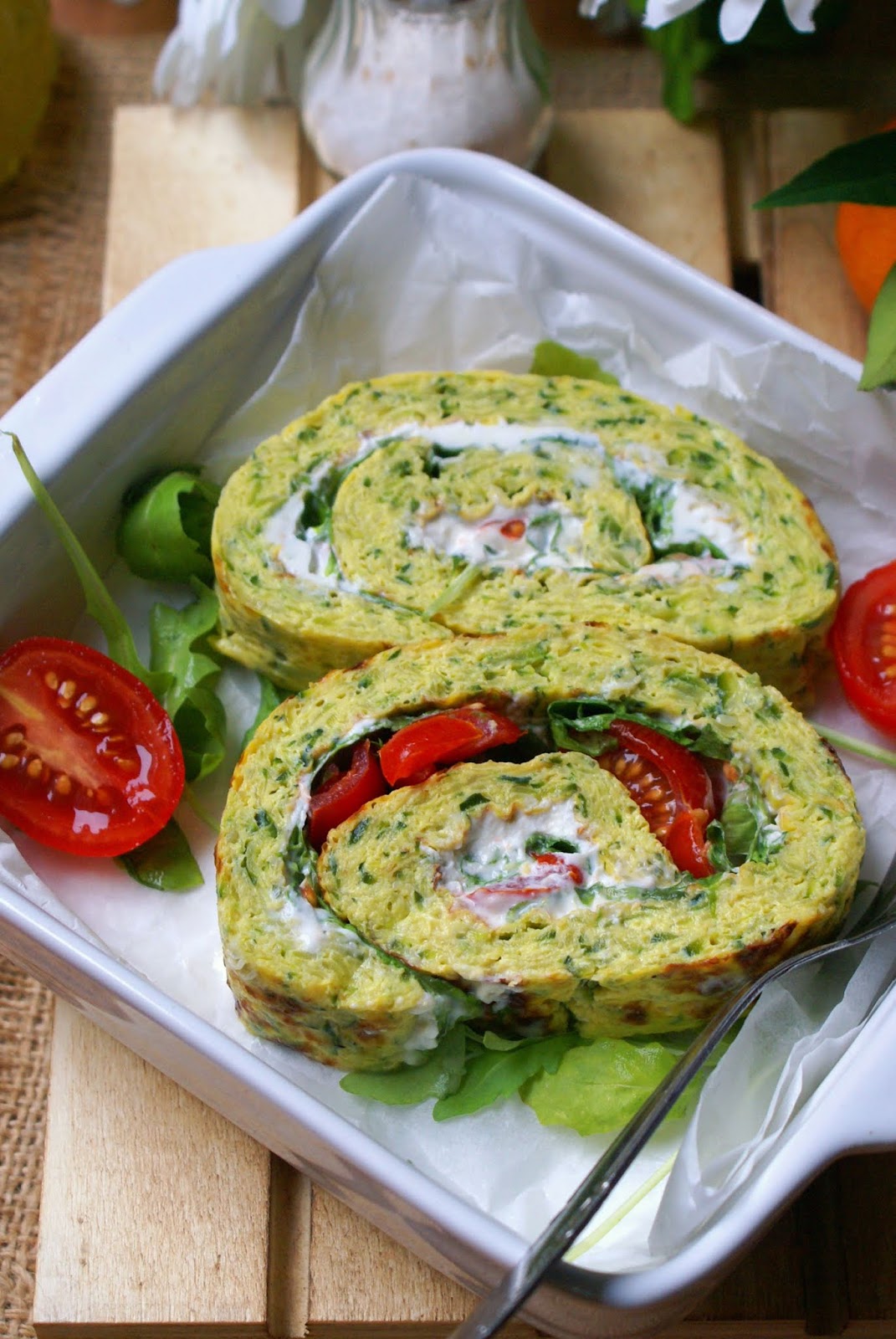 Rotolo di frittata verde farcito con formaggio quark, lattughino e pomodori