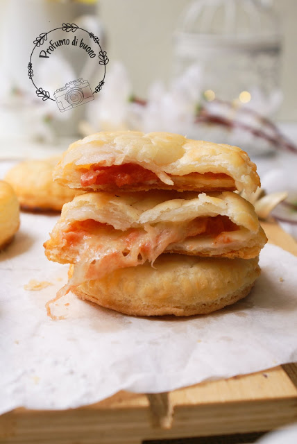 Rustici di pasta sfoglia magica senza glutine con pomodoro e mozzarella