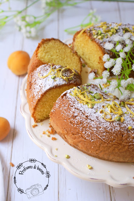 Ciambella alla vaniglia senza glutine con zucchero a velo, scorza di limone e granella di pistacchi