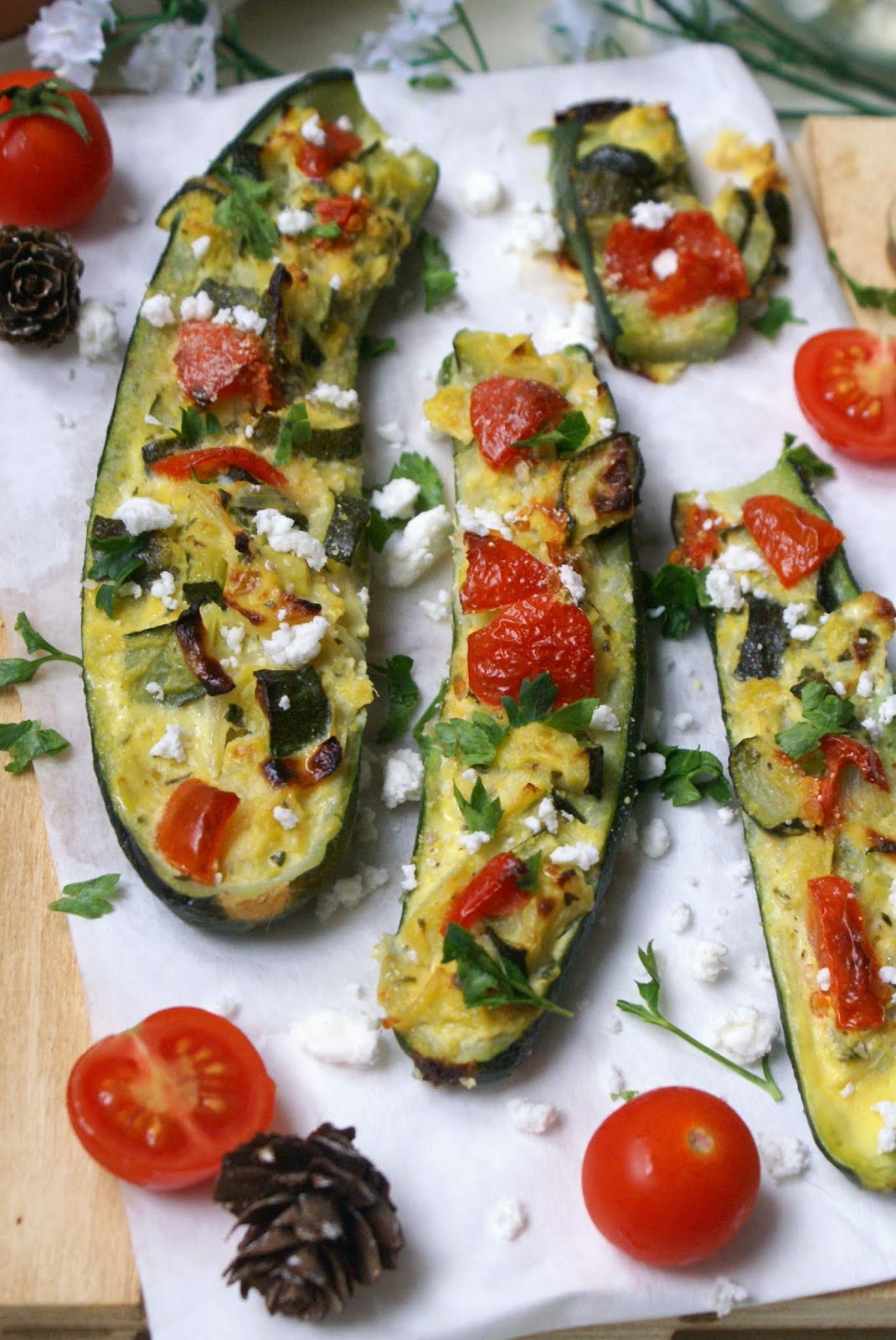 Zucchine ripiene vegetariane con pomodorini, formaggio feta e prezzemolo fresco