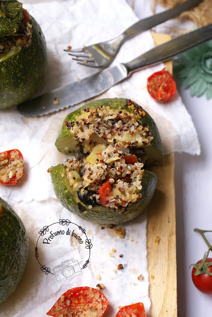 Zucchine ripiene di quinoa tricolore con pomodorini e olive nere