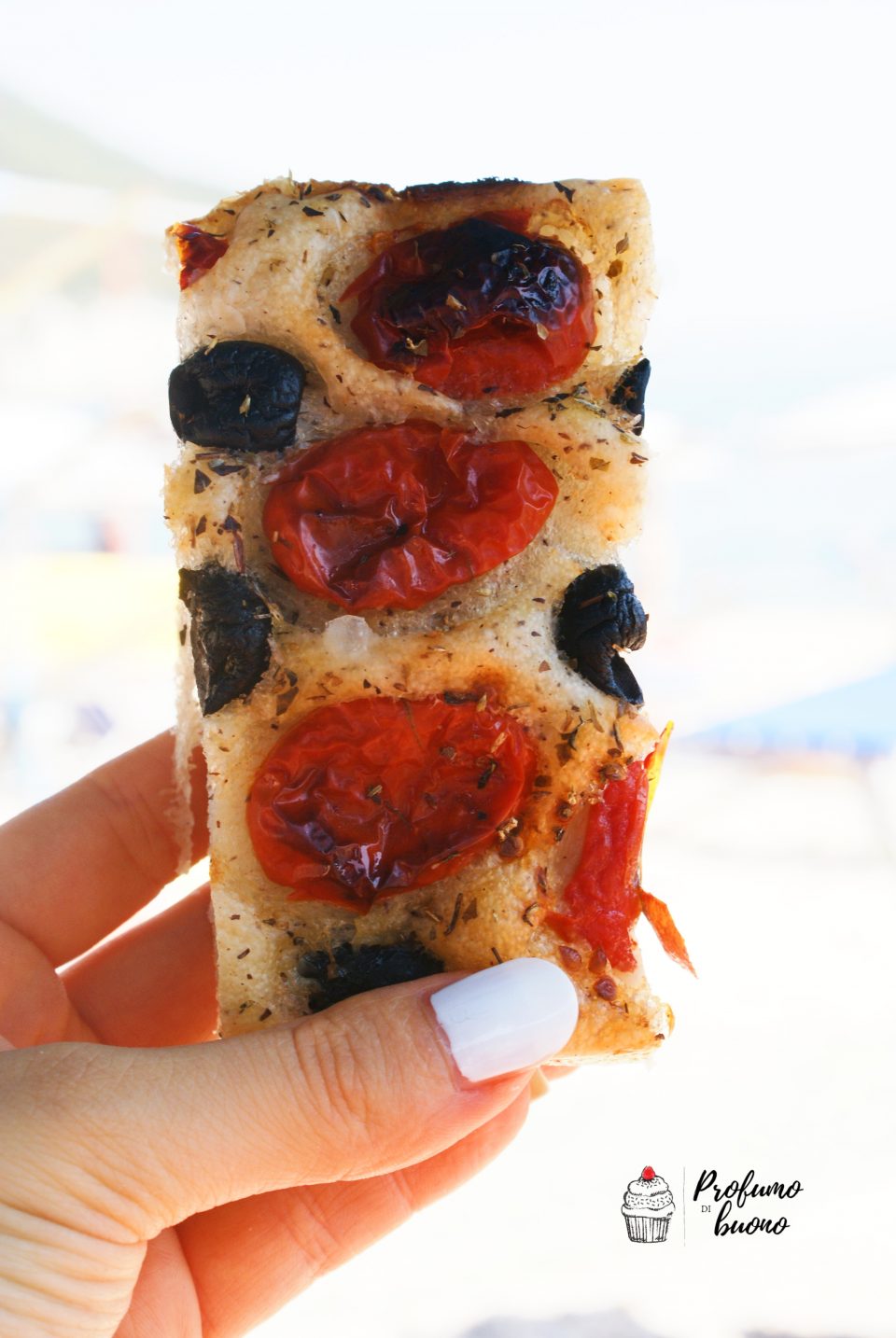 Focaccia senza glutine con grano saraceno con pomodorini, olive nere e origano secco