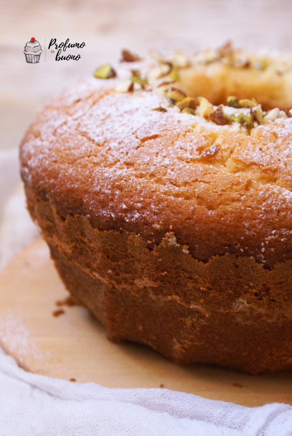 Ciambella al bicchiere senza glutine con zucchero a velo e granella di mandorle e pistacchi