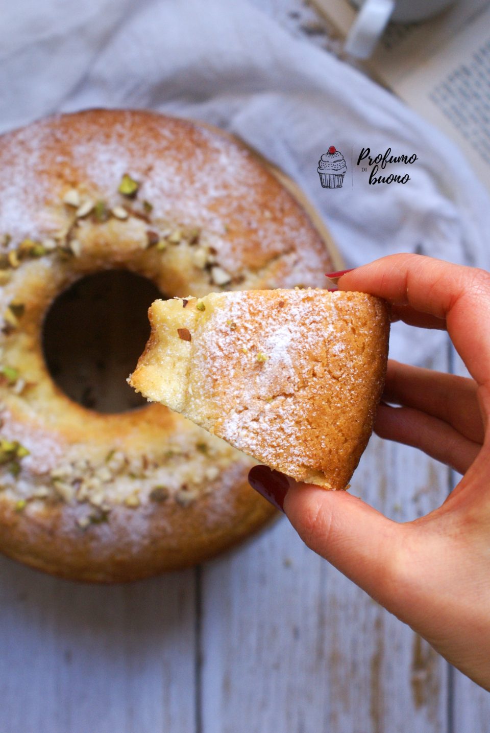 Ciambella al bicchiere senza glutine con zucchero a velo e granella di mandorle e pistacchi