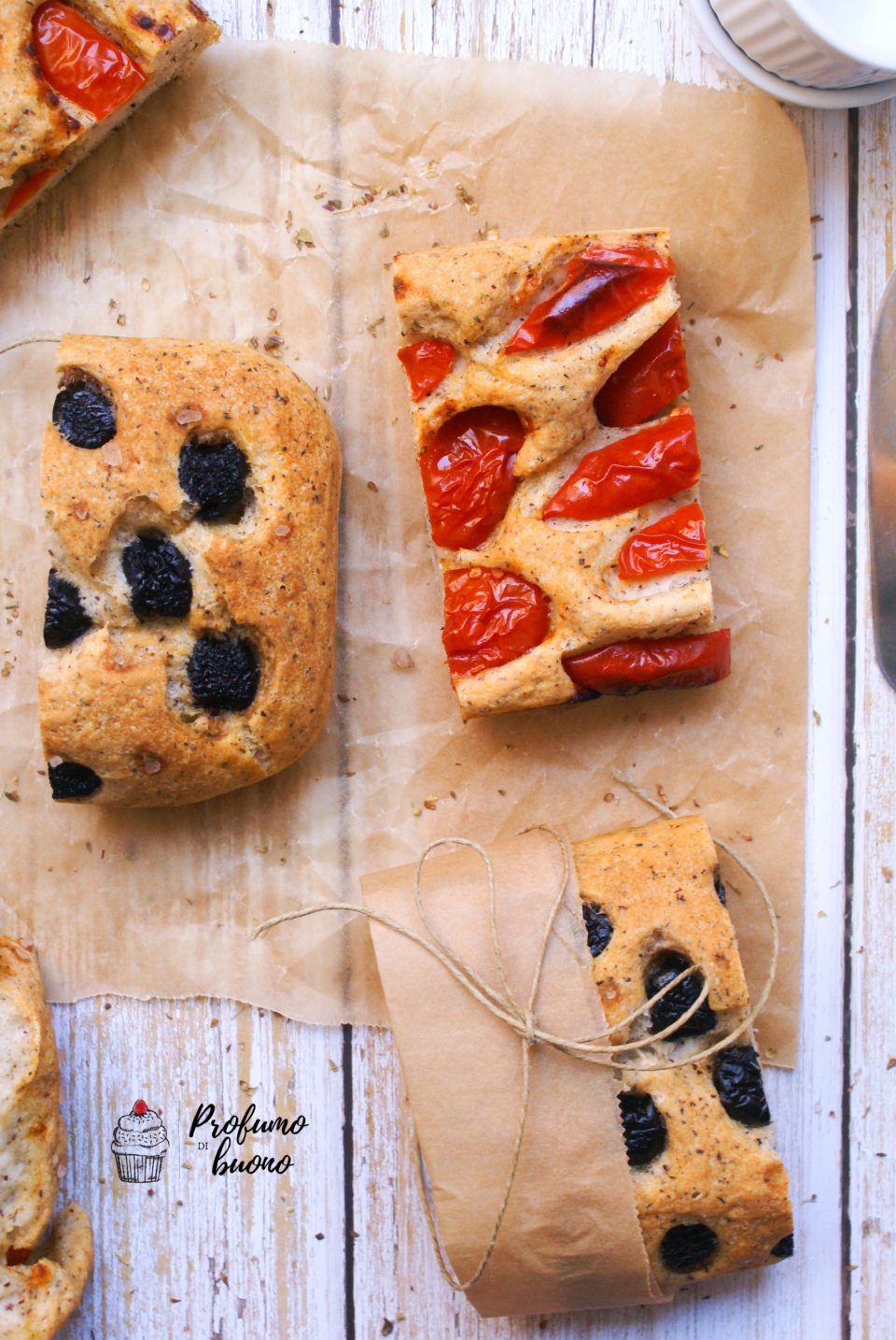 Pan focaccia senza glutine con pomodorini, olive nere, origano e sale grosso