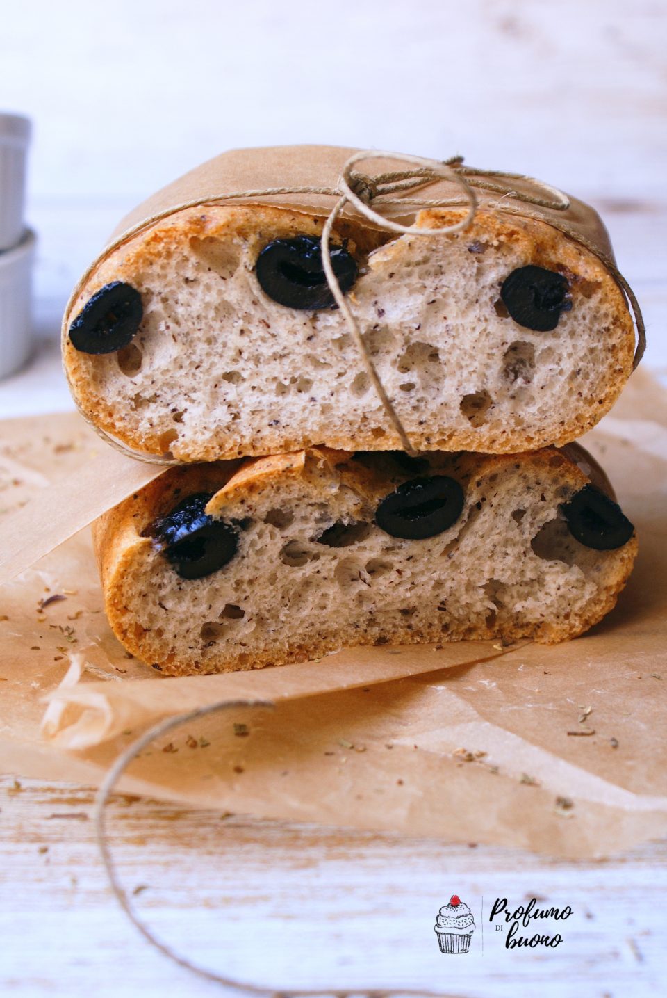 Pan focaccia senza glutine con pomodorini, olive nere, origano e sale grosso