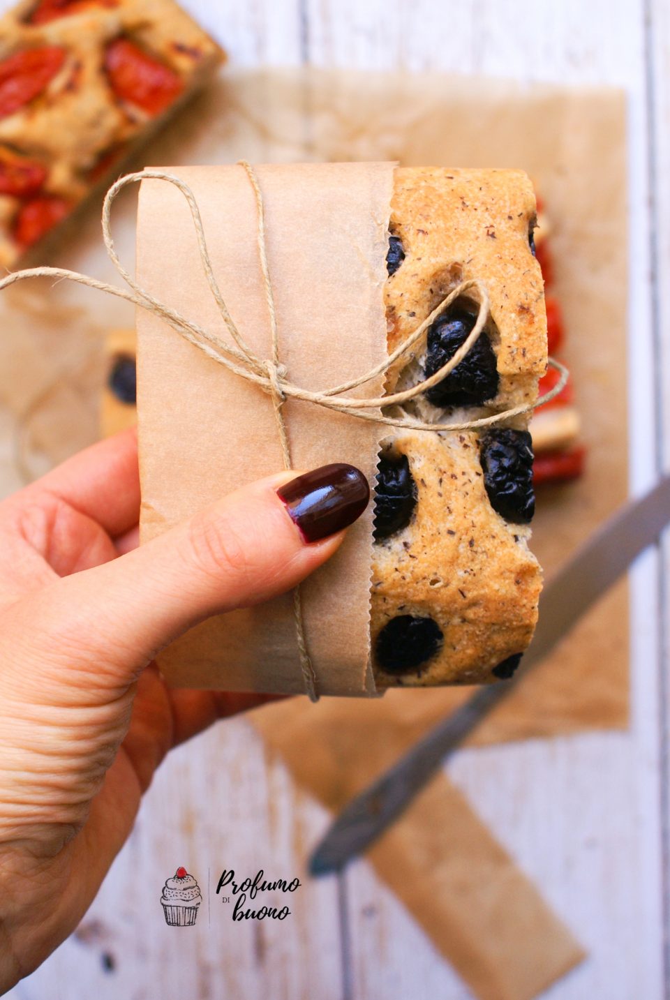 Pan focaccia senza glutine con pomodorini, olive nere, origano e sale grosso