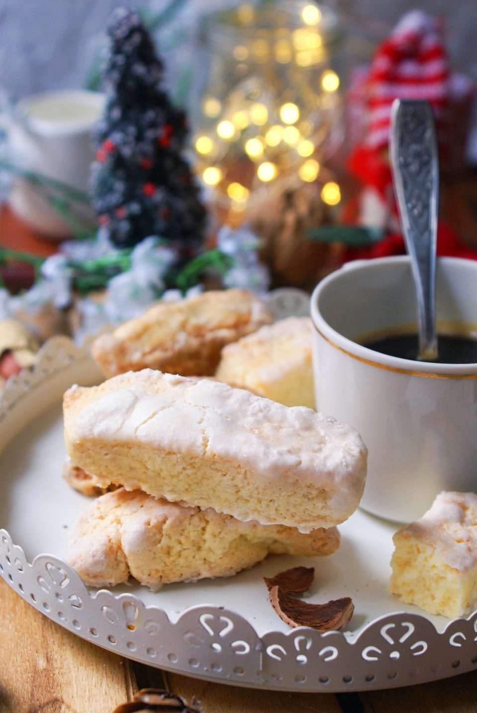 Biscotti all'anice senza glutine ricoperti di zucchero a velo