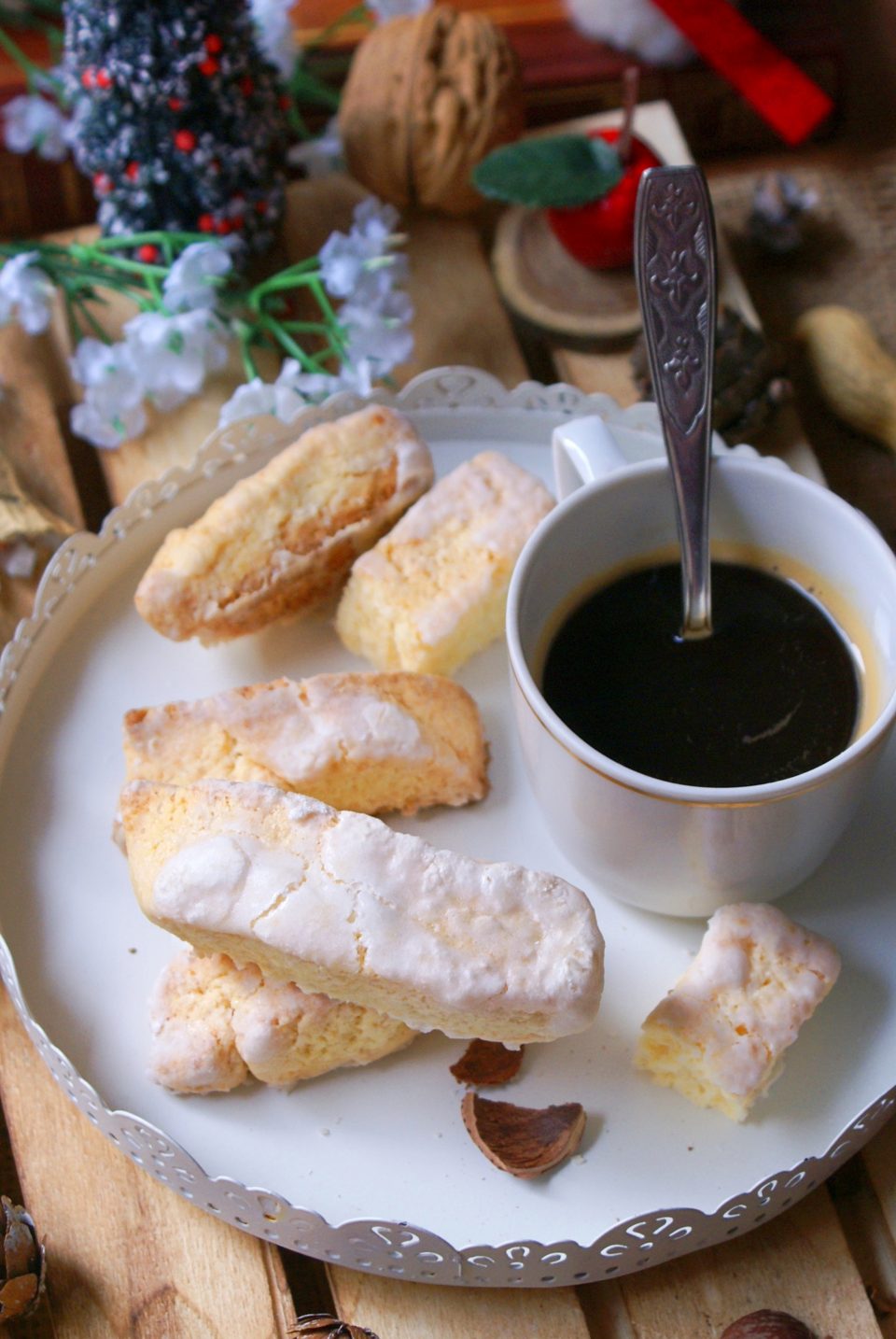 Biscotti all'anice senza glutine ricoperti di zucchero a velo