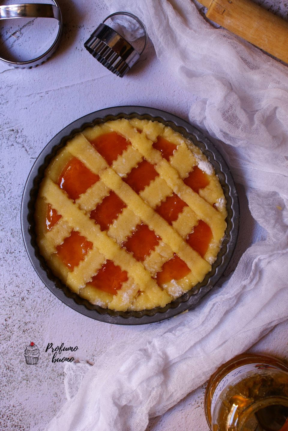 Crostata senza glutine e senza burro con marmellata di albicocche e zucchero a velo