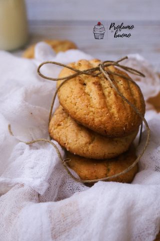 Biscotti da inzuppo senza glutine rigati ricoperti di granelli di zucchero semolato