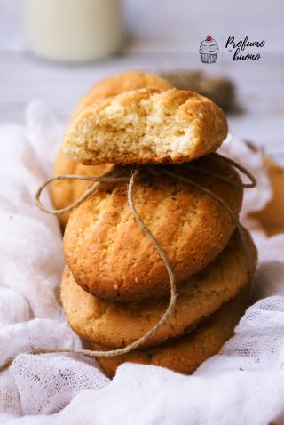 Biscotti da inzuppo senza glutine rigati ricoperti di granelli di zucchero semolato