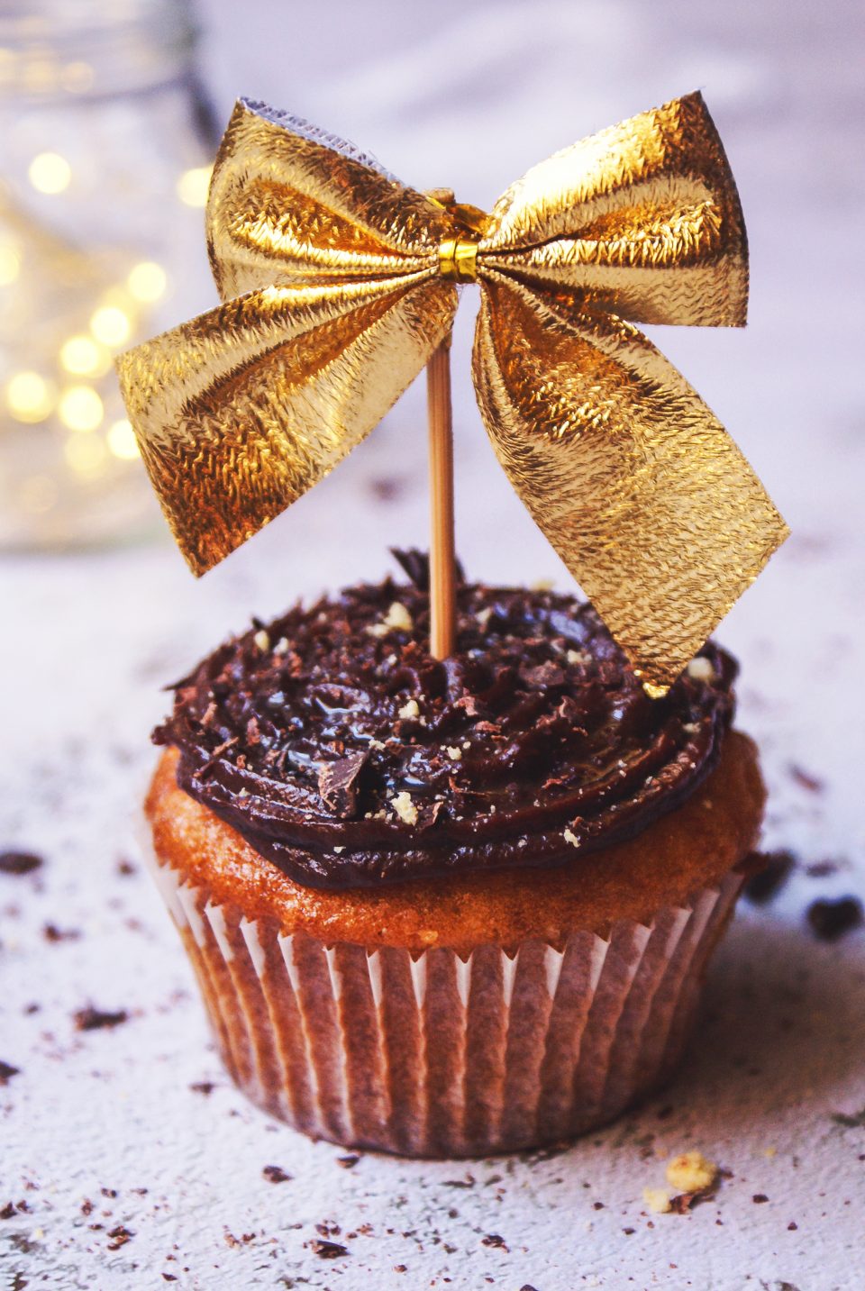 Dolci di capodanno con crema al cioccolato decorati da un fiocco dorato