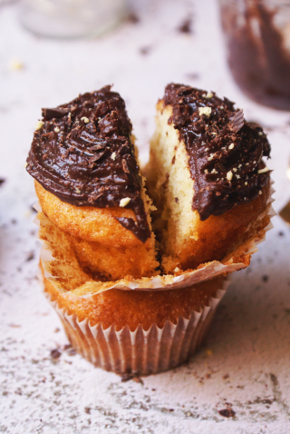 Dolci di capodanno con crema al cioccolato decorati da un fiocco dorato