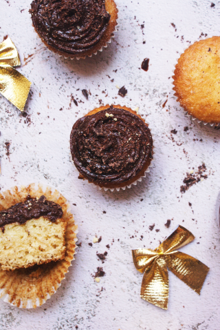 Dolci di capodanno con crema al cioccolato decorati da un fiocco dorato