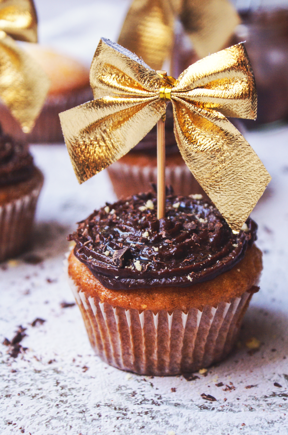 Dolci di capodanno con crema al cioccolato decorati da un fiocco dorato