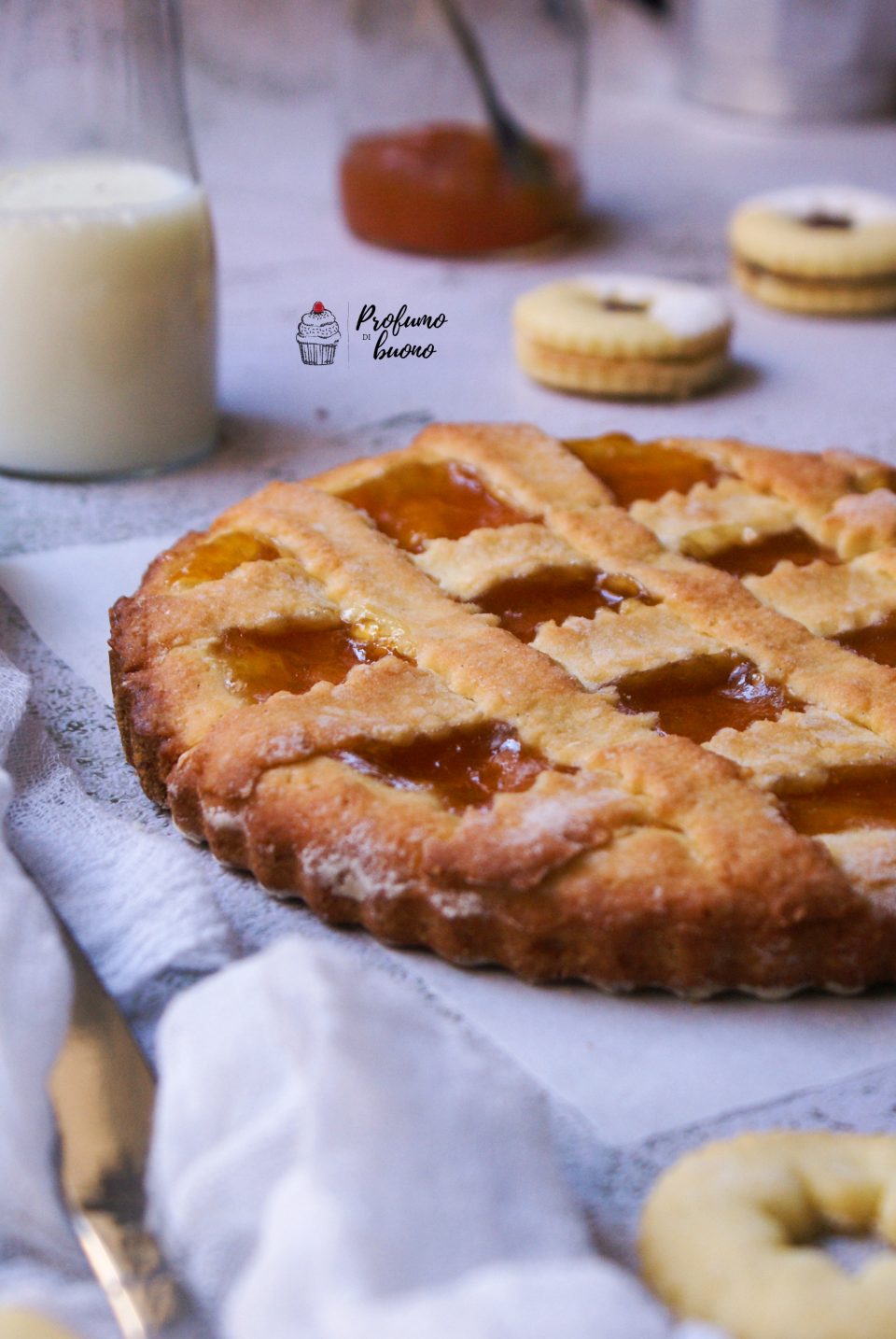 Crostata senza glutine e senza burro con marmellata di albicocche e zucchero a velo