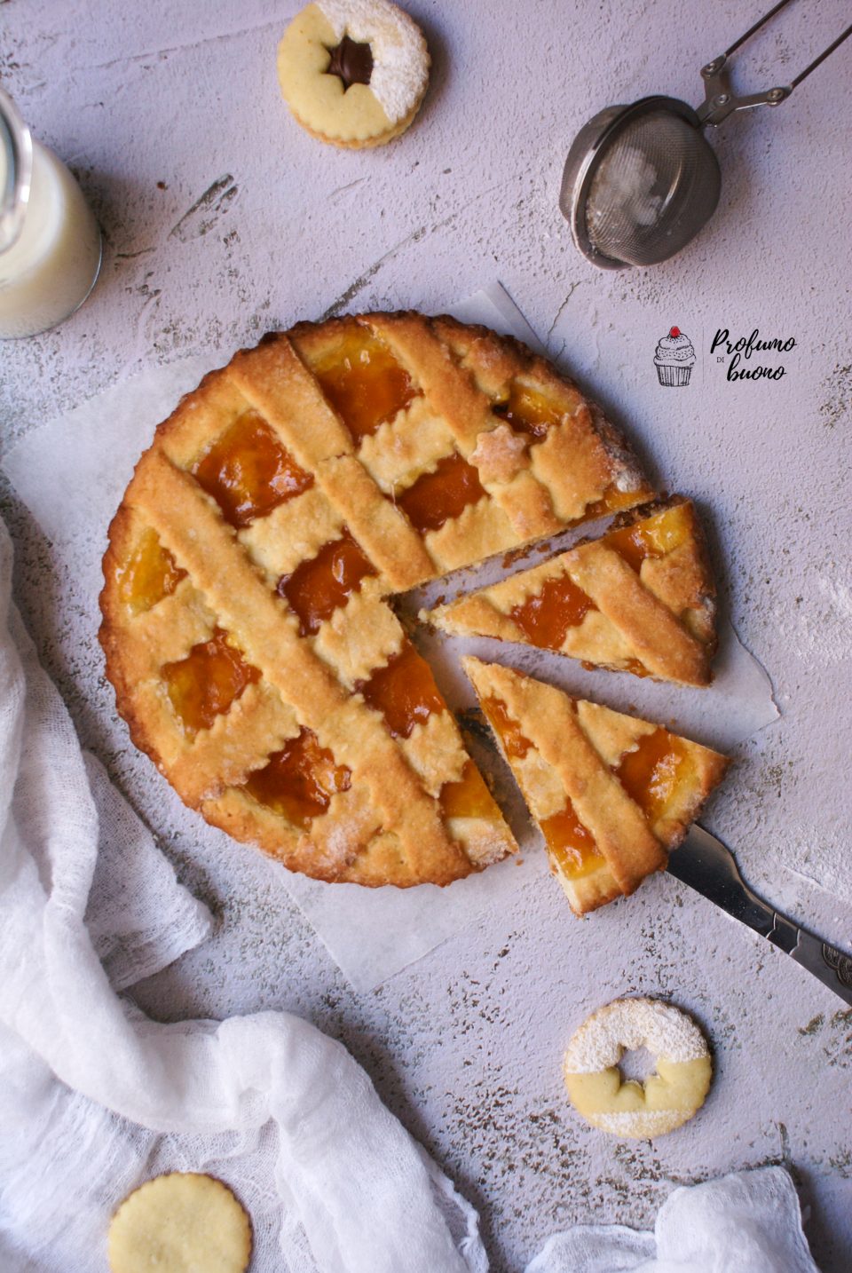 Crostata senza glutine e senza burro con marmellata di albicocche e zucchero a velo