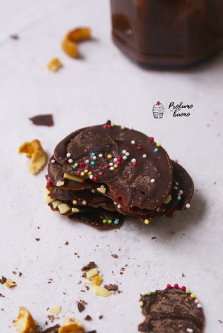 Chocolate barks senza glutine con zuccherini colorati