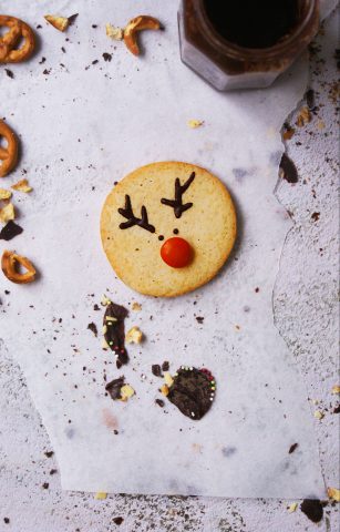Biscotti di Natale senza glutine a forma di renna con cioccolato