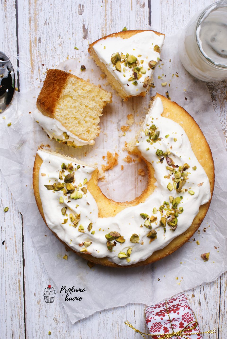 Torta alla panna senza glutine con pistacchi tritati in superficie